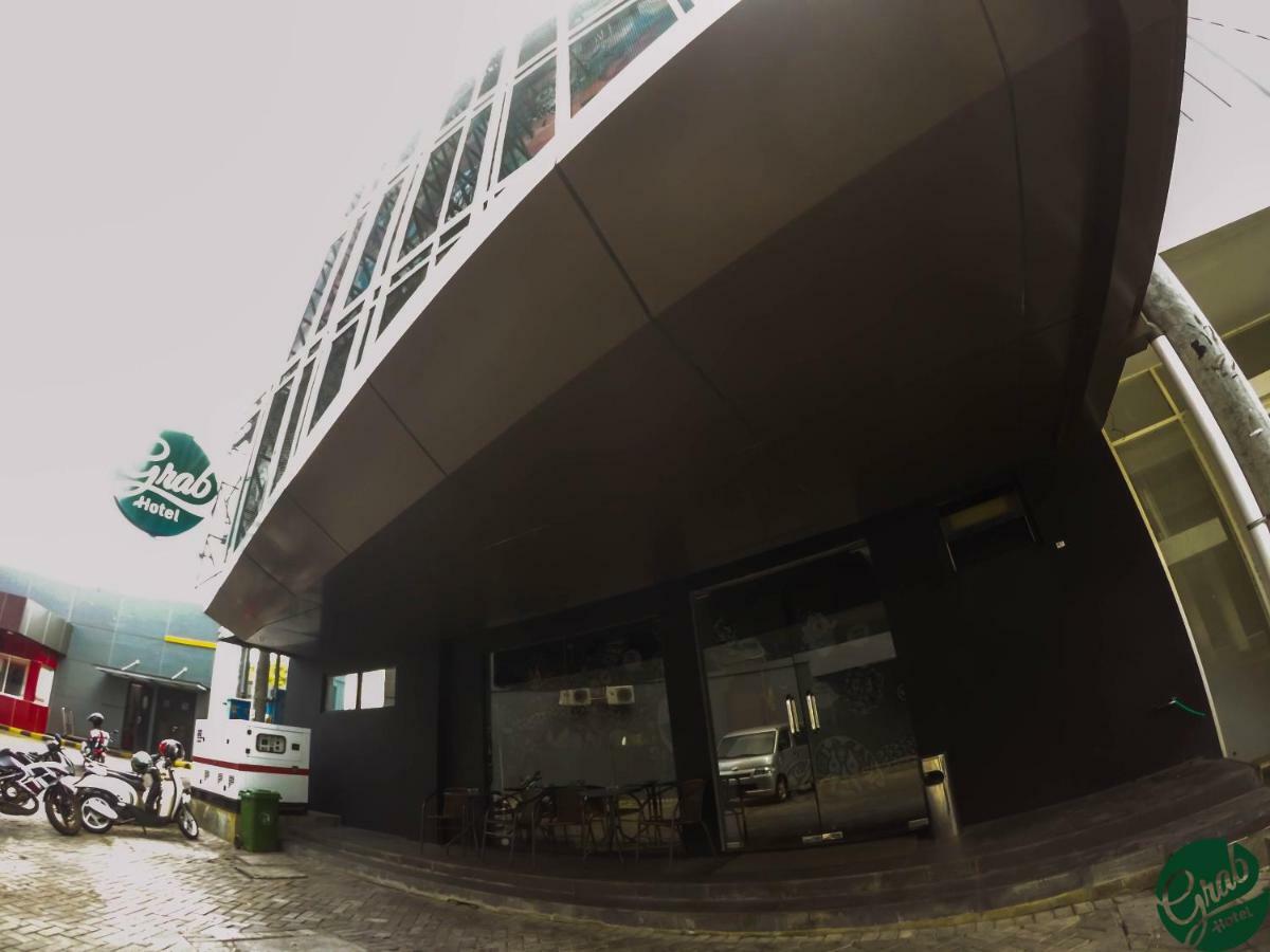 Grab Hotel Gresik Exterior photo